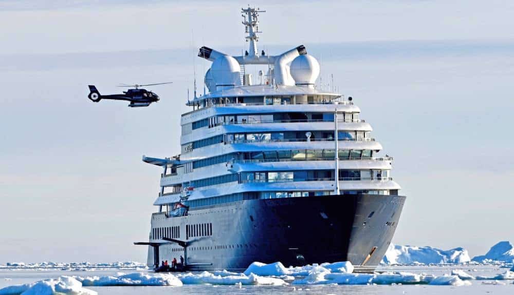 Anflug Helikopters luxuriöse Yacht Scenic Eclipse Antarktis