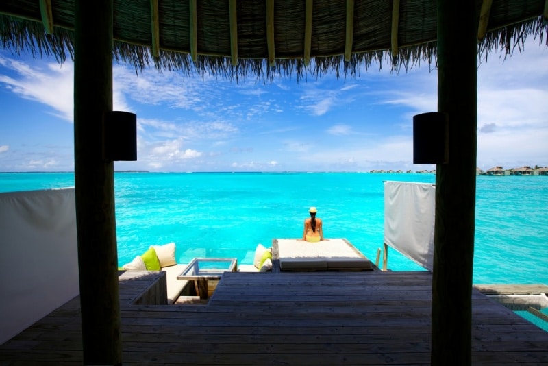 luxuriös und nachhaltig reisen in die malediven im six senses laamu resort