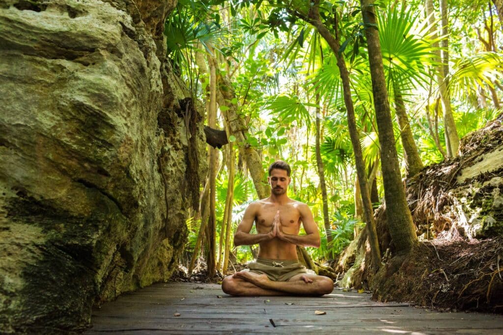 Mann Schneidersitz Meditation Tschungel Mexiko