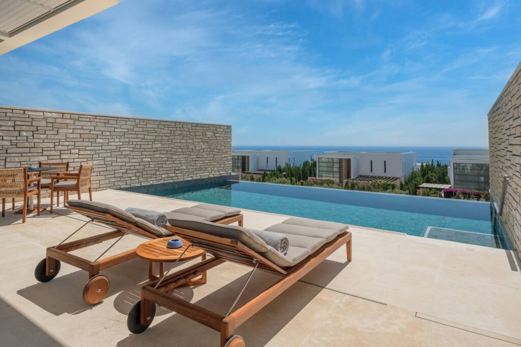 Luxussuite mit Terrasse und privatem Pool im neuen Cap St Georges in Zypern