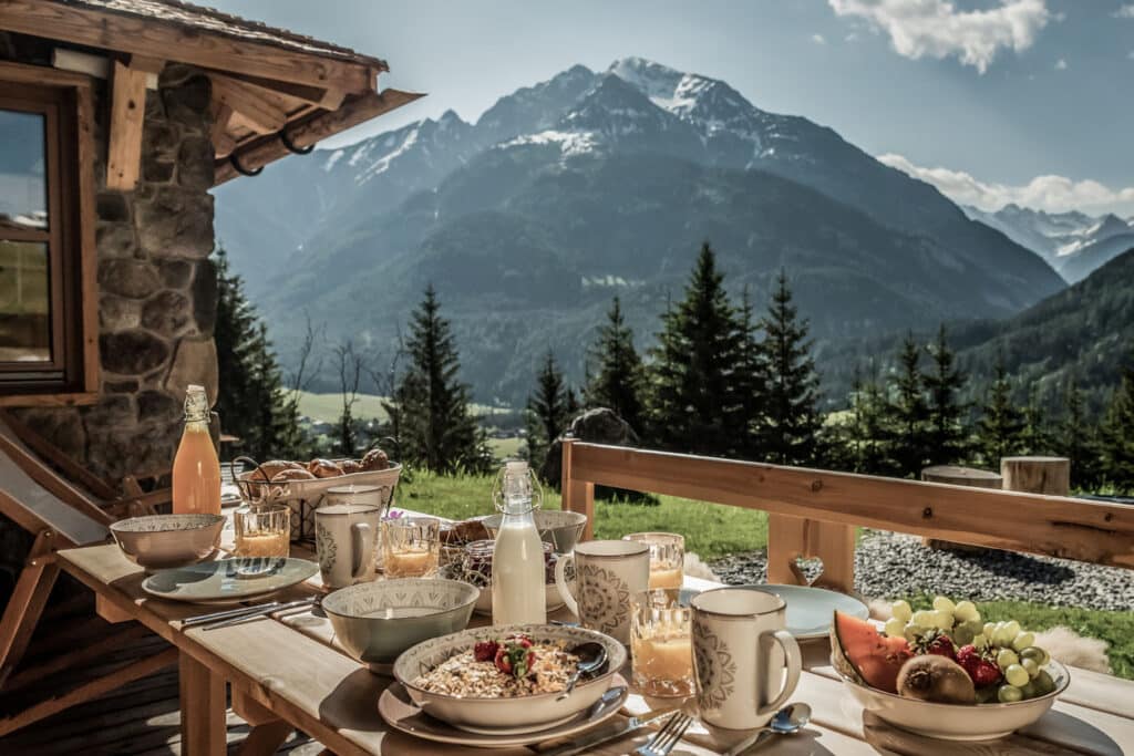 Feines Aalmfrühstück Benglerwald mit wunderbarem Ausblick ins Lechtalelpearls