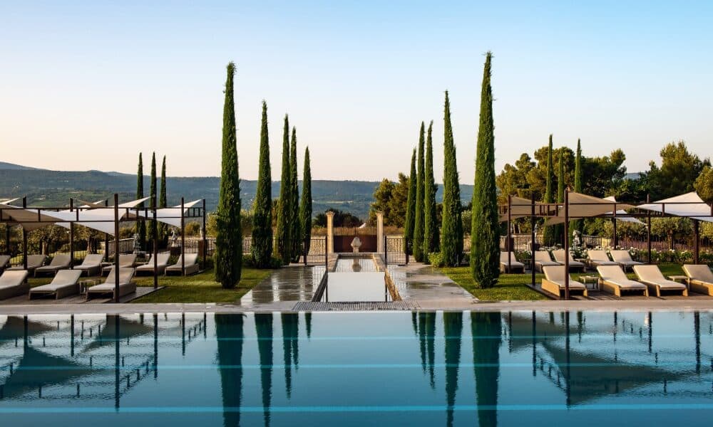 Resort Frankreich Provence Aussicht Pool Liegebetten Spa Resort