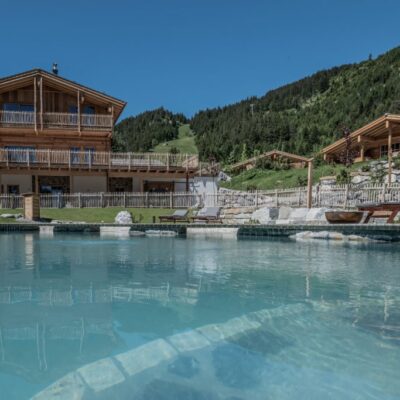 pool_chaletdorf_benglerwald_lech-travelpearls Luxus Chaletdorf