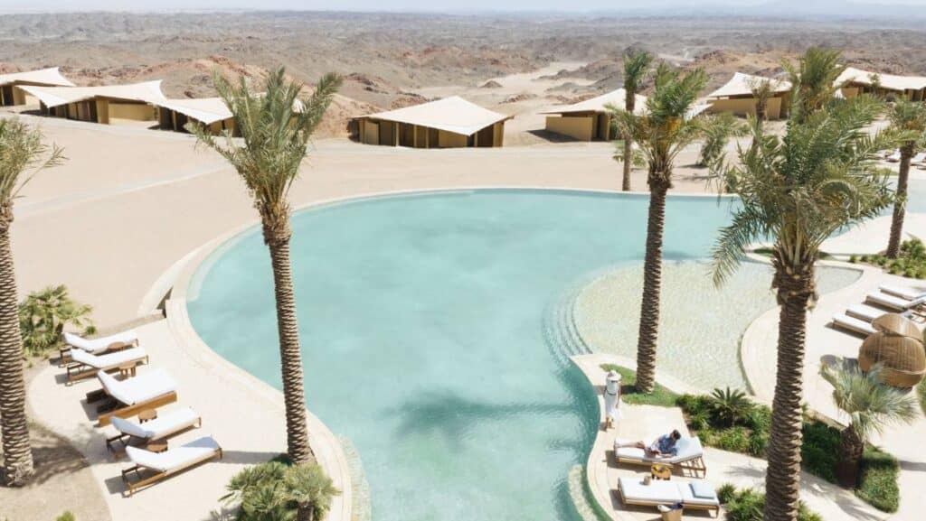 Umgeben von der endlosen Wüste Saudi-Arabiens verschmilzt The Oasis im Six Senses Southern Dunes, The Red Sea, mit seiner von der Natur inspirierten Architektur nahtlos mit der umgebenden Landschaft, ein ruhiger Rückzugsort im Herzen unberührter Schönheit.
