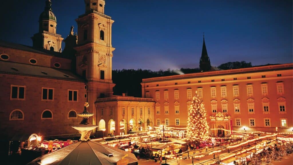 Historischer Christkindlmarkt am Residenzplatzzwischen dem Dom zu Salzburg und der Alten Residenz Copyright: Tourismus Salzburg GmbH