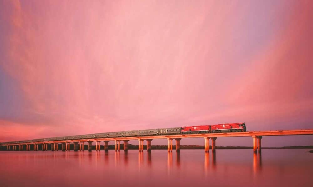 Exklusive Zugreisen Brücke Zug Wasser Abendrot