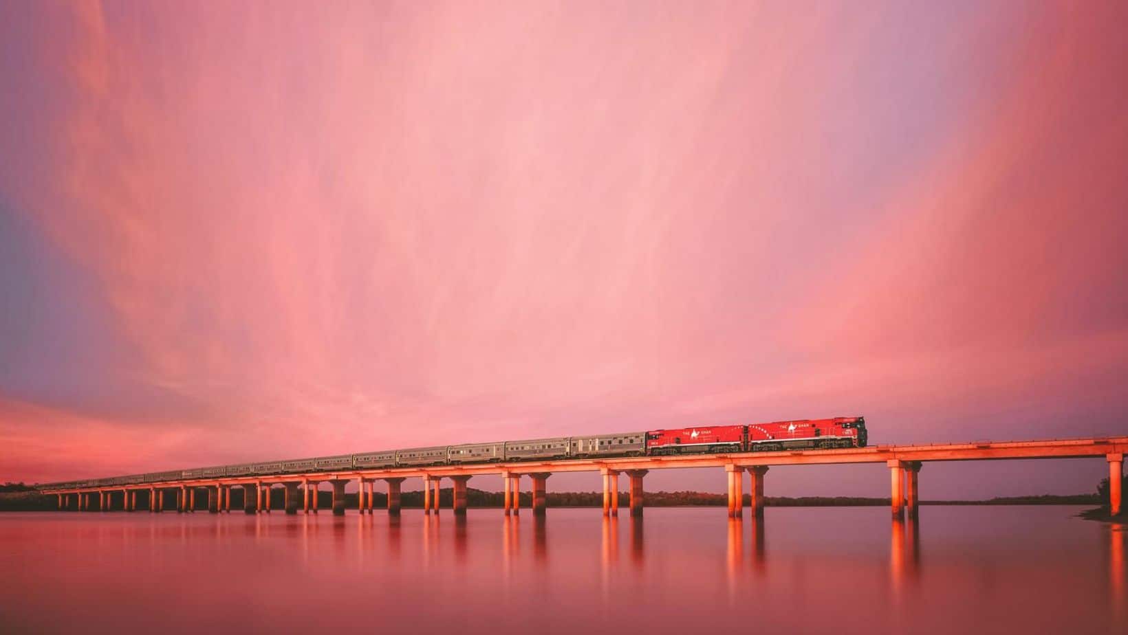 Exklusive Zugreisen Brücke Zug Wasser Abendrot