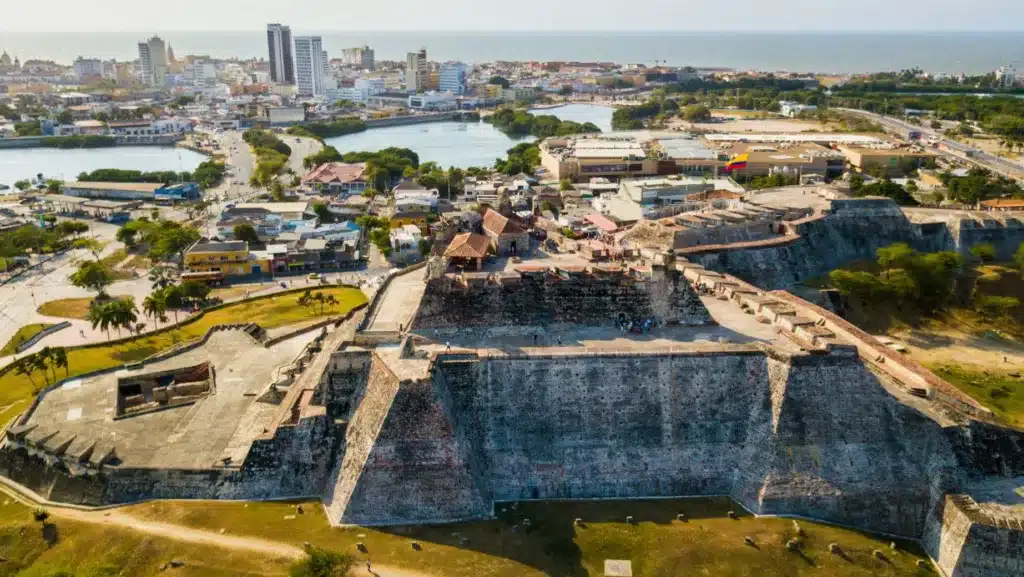 Cartagena bezaubert mit historischer Kolonialarchitektur und lebendigen, farbenfrohen Gassen. Diese UNESCO-Welterbestadt vereint Geschichte und karibisches Flair. © Cartagena, ProColombia, Kolumbien