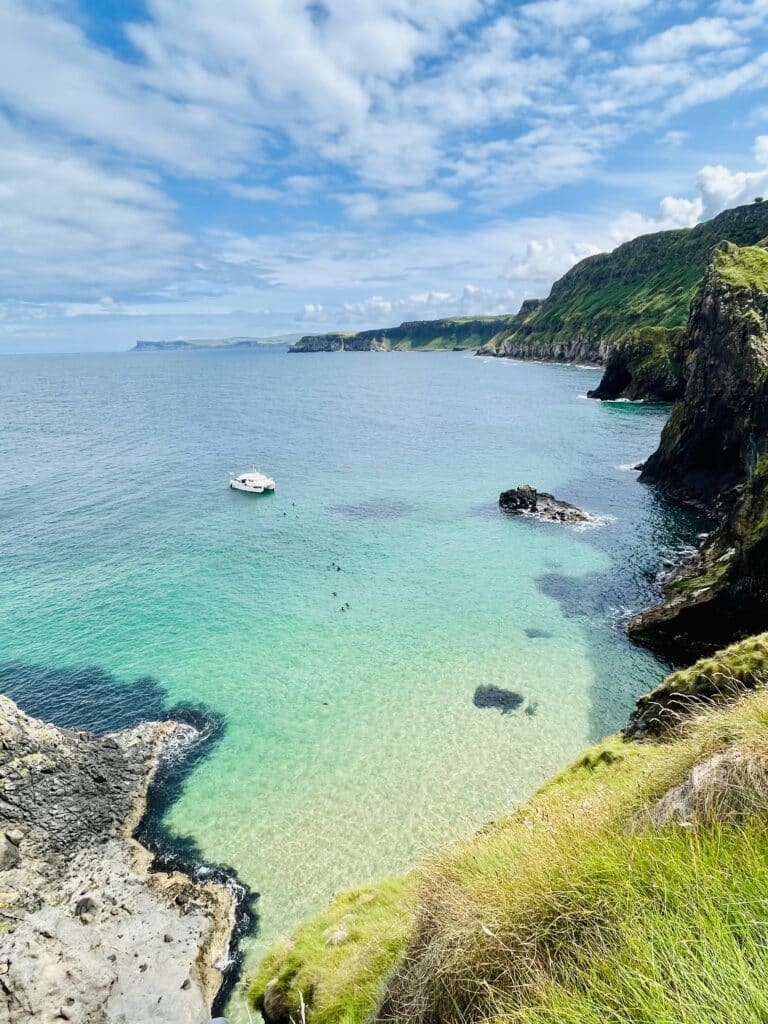 Küste an der Carrick-a-Rede-Brücke