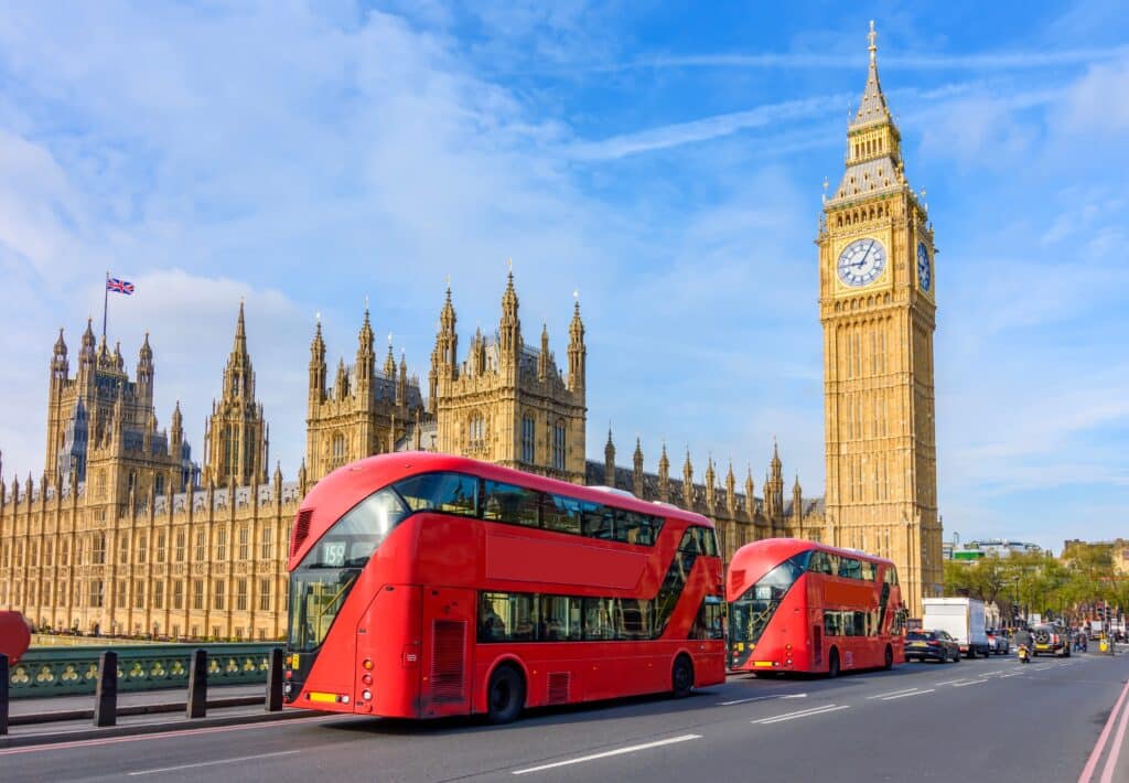 Roter Doppeldeckerbus vor Londoner Parlament und Big Ben