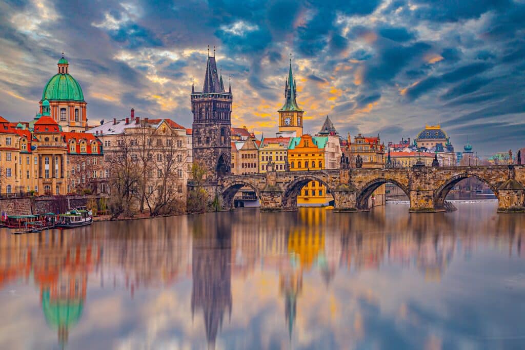 Blick auf die historische Altstadt von Prag bei Sonnenaufgang