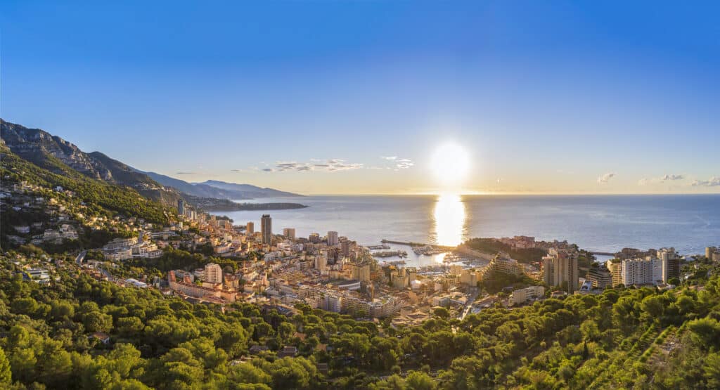 Drohnenaufnahme der Stadt Monaco am Meer