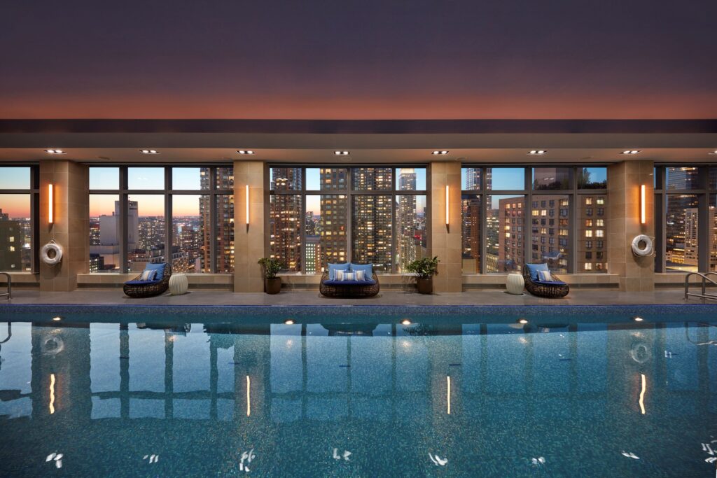 Pool mit Ausblick auf New York City © © Mandarin Oriental New York