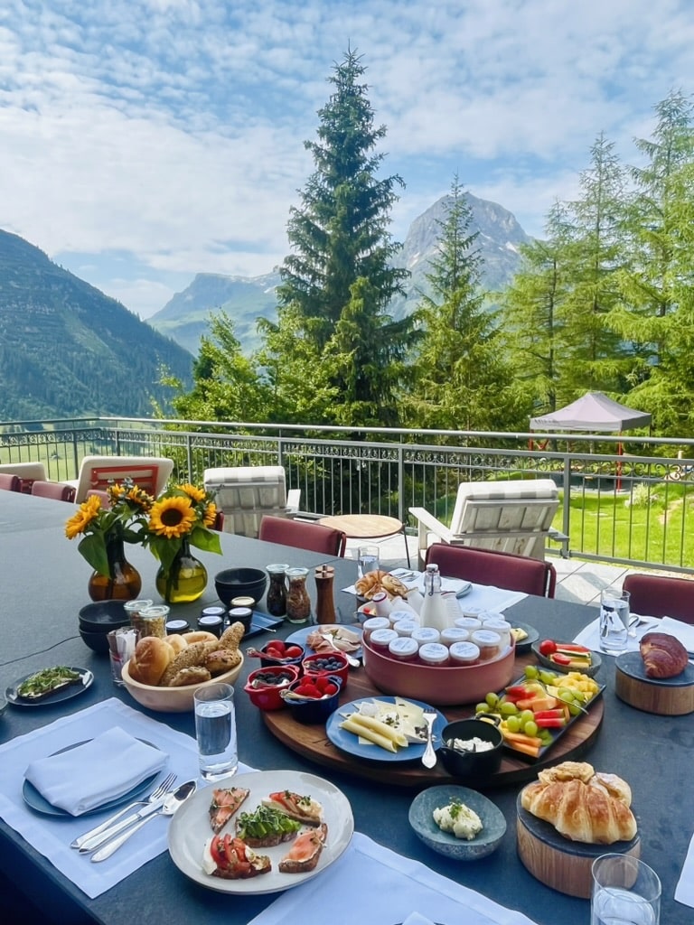 Frühstück mit Aussicht in den Arula Chalets