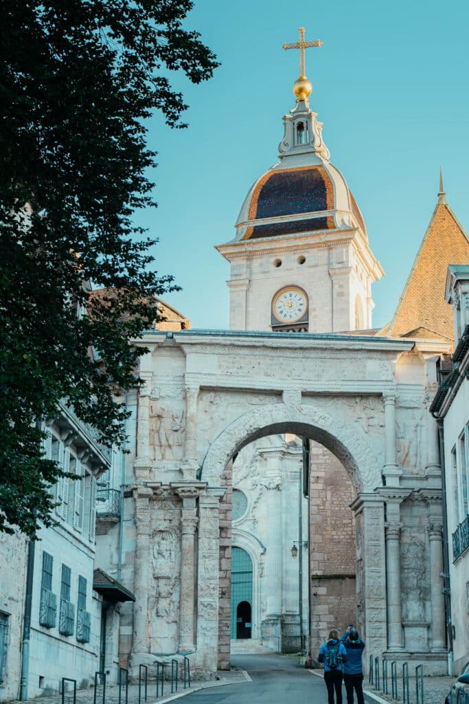 Kathedrale und Römischer Bogen