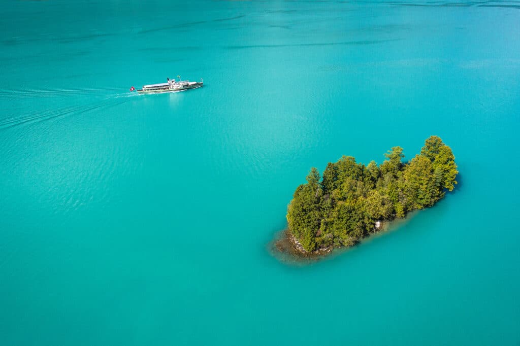 Schnaeggeninseli mit Schiff im Brienzersee bei Iseltwald. Reiseziele Schweiz