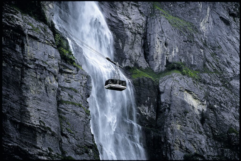 die Schilthorngondel vor dem Muerrenbachfall. Reiseziel Schweiz