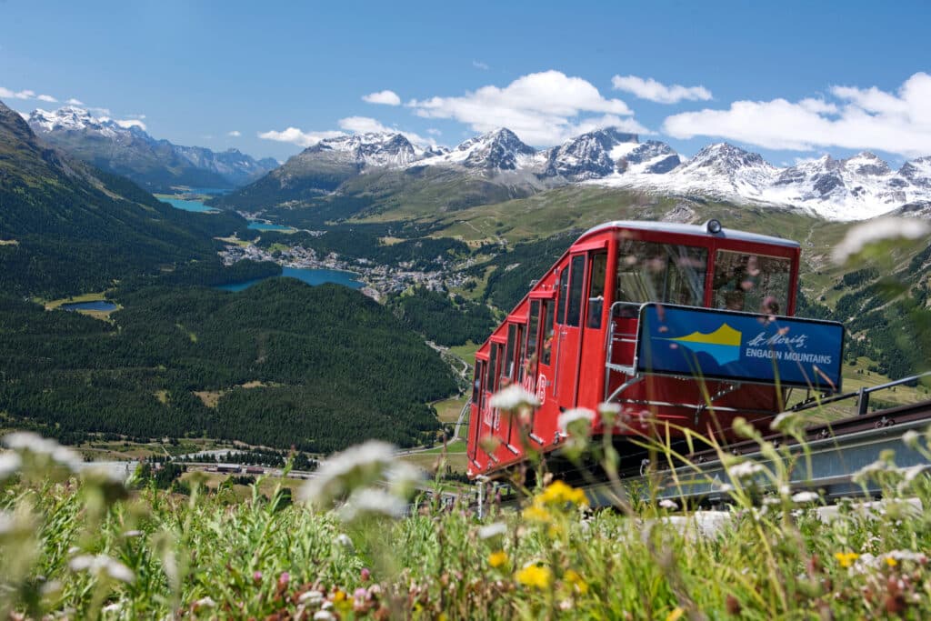 Muottas Muragl (2453 m), erreichbar mit der Standseilbahn von Punt Muragl. Blick auf St. Moritz und die oberengadiner Seen, Graubuenden. Reiseziel Schweiz