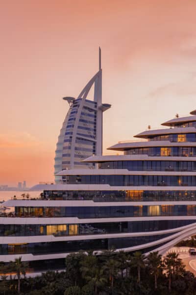 Jumeirah Marsa Al Arab Dubai Luxushotel mit Superyacht-Design am Arabischen Golf, Außenansicht bei Sonnenuntergang mit Marina und Burj Al Arab im Hintergrund