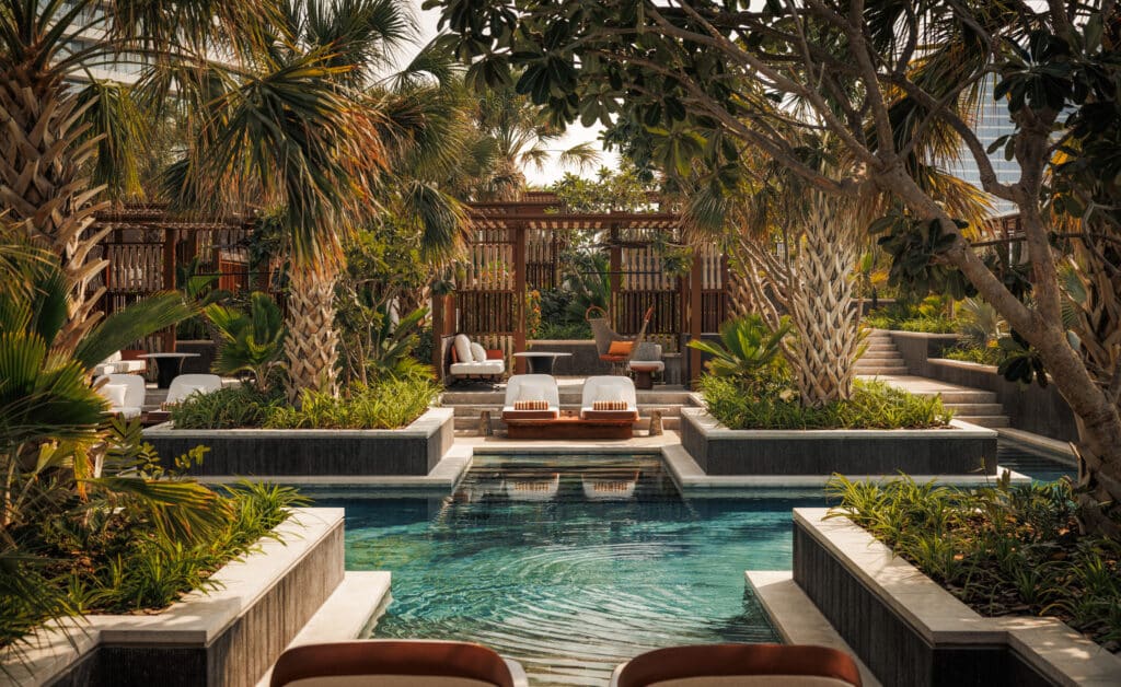 Jumeirah Marsa Al Arab Dubai Luxushotel mit Superyacht-Design am Arabischen Golf, Außenansicht Pool