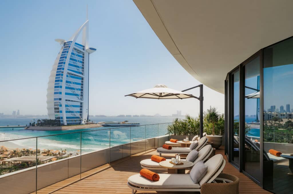 Jumeirah Marsa Al Arab Dubai Luxushotel mit Superyacht-Design am Arabischen Golf, Außenansicht bei mit Marina und Burj Al Arab im Hintergrund