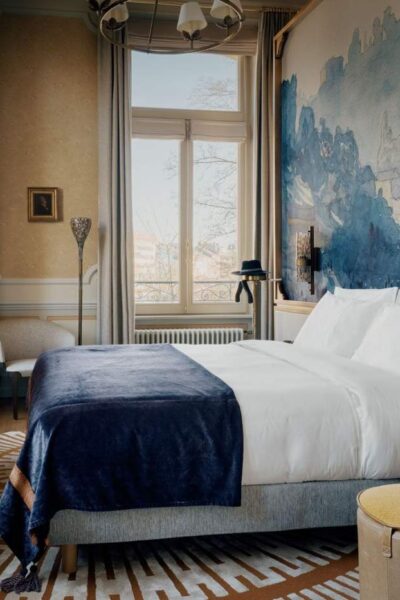 Luxuriöse Suite Villa Pétrusse Luxembourg - Elegantes Zimmer mit Parkblick und historischem Design von Tristan Auer