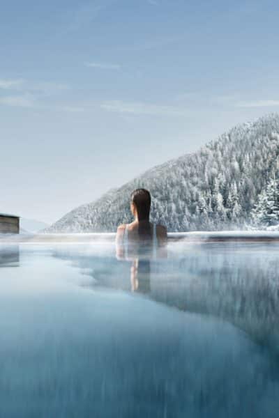 Infinity Pool Winter Bergpanorama Schnee Wellness Luxus Spa Alpen dampfendes Wasser Lefay Resorts