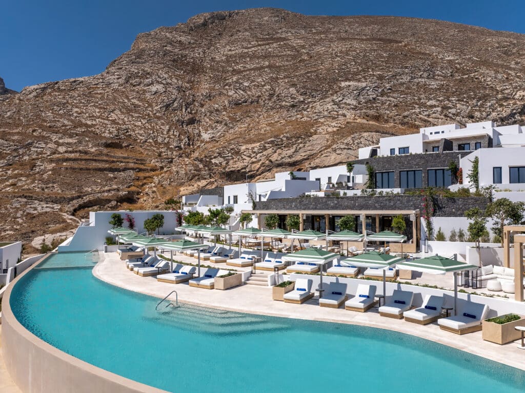 Sandblu Santorini – Geschwungener Infinity-Pool mit Poolbar und Liegebereich vor dem Mesa Vouno, Kamari