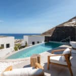 Sandblu Santorini – Blu Infinity-Pool mit Liegedeck, Blick auf die Ägäis und den Mesa Vouno im Abendlicht