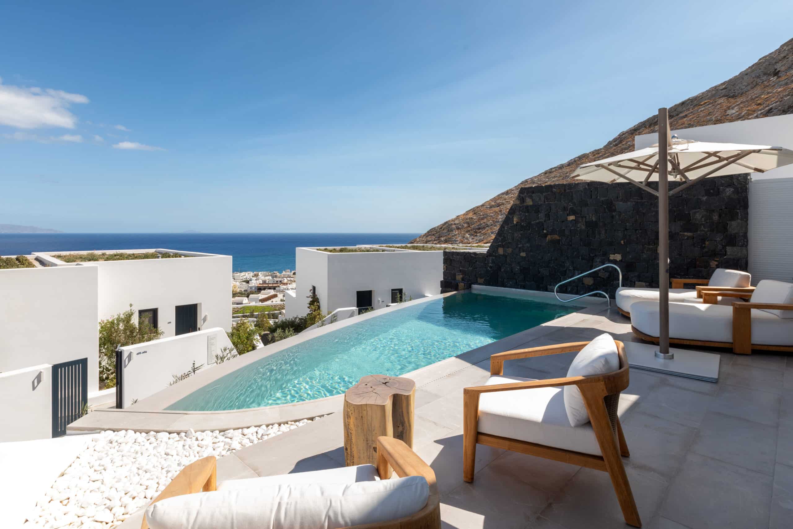 Sandblu Santorini – Blu Infinity-Pool mit Liegedeck, Blick auf die Ägäis und den Mesa Vouno im Abendlicht