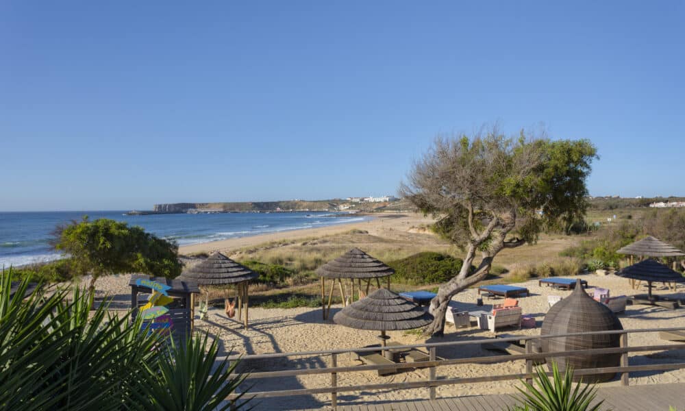 Vom Martinhal Sagres Beach Family Resort geniessen Gäste den freien Blick über den weitläufigen Sandstrand Praia do Martinhal auf den Atlantik.