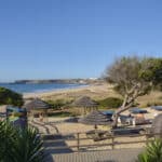 Vom Martinhal Sagres Beach Family Resort geniessen Gäste den freien Blick über den weitläufigen Sandstrand Praia do Martinhal auf den Atlantik.