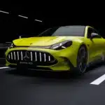 Der neongelbe Mercedes-AMG Concept CLA Class präsentiert sich mit markanten Sternscheinwerfern und einem beleuchteten Grill als visionäre Sportlimousine.