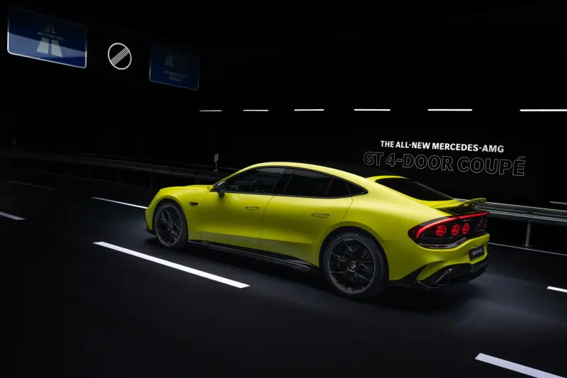 Mercedes-AMG GT 63 4-Türer: Neongelb und keine Entschuldigungen Das leuchtend gelbe Mercedes-AMG GT 4-Türer Coupé setzt einen markanten Akzent vor der minimalistischen Dunkelheit einer nächtlichen Strasse.