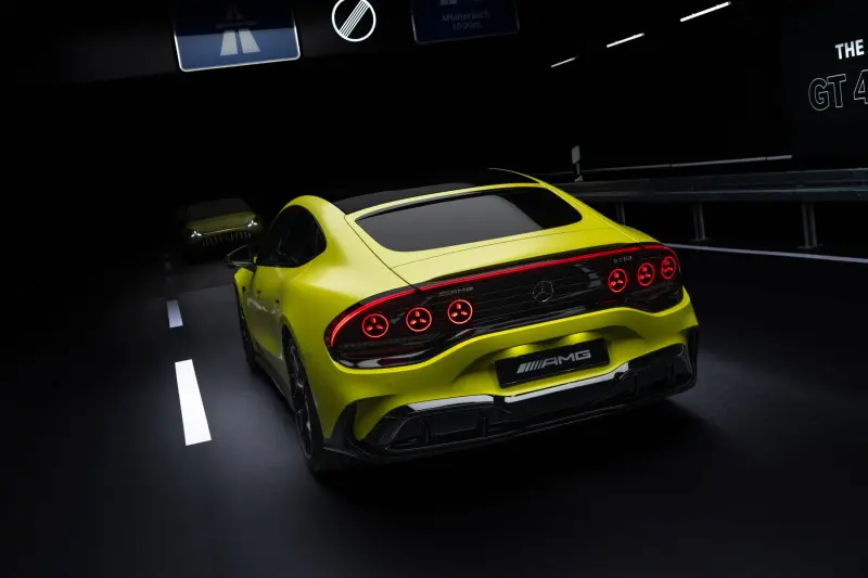 Mercedes-AMG GT 63 4-Türer: Neongelb und keine Entschuldigungen Der leuchtend gelbe Mercedes-AMG GT 63 setzt mit seinen markanten runden LED-Rückleuchten einen futuristischen Akzent in der Dunkelheit.