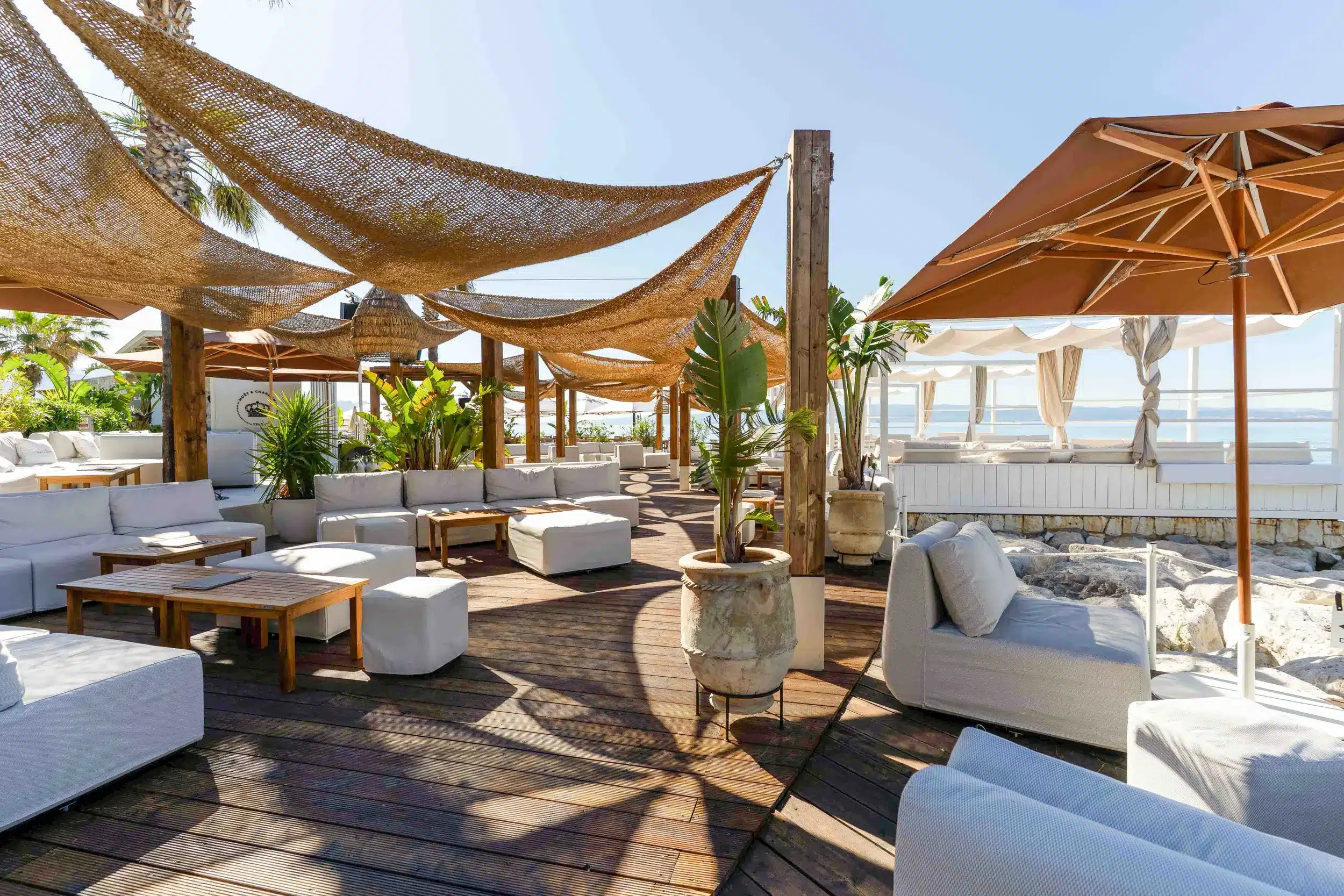 Radisson Blu Resort & Spa Split: Dalmatiens neue Adresse am Meer Weisse Loungemöbel und grosszügige Sonnensegel auf der hölzernen Aussenterrasse schaffen ein luxuriöses Ambiente direkt am glitzernden Meer.