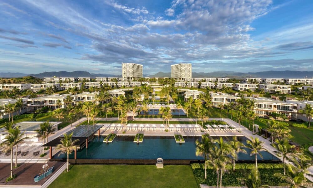 Die symmetrische Architektur des Alma Resort Cam Ranh verdeutlicht den gestalterischen Wandel der vietnamesischen Luxushotellerie (Quelle: zvg).
