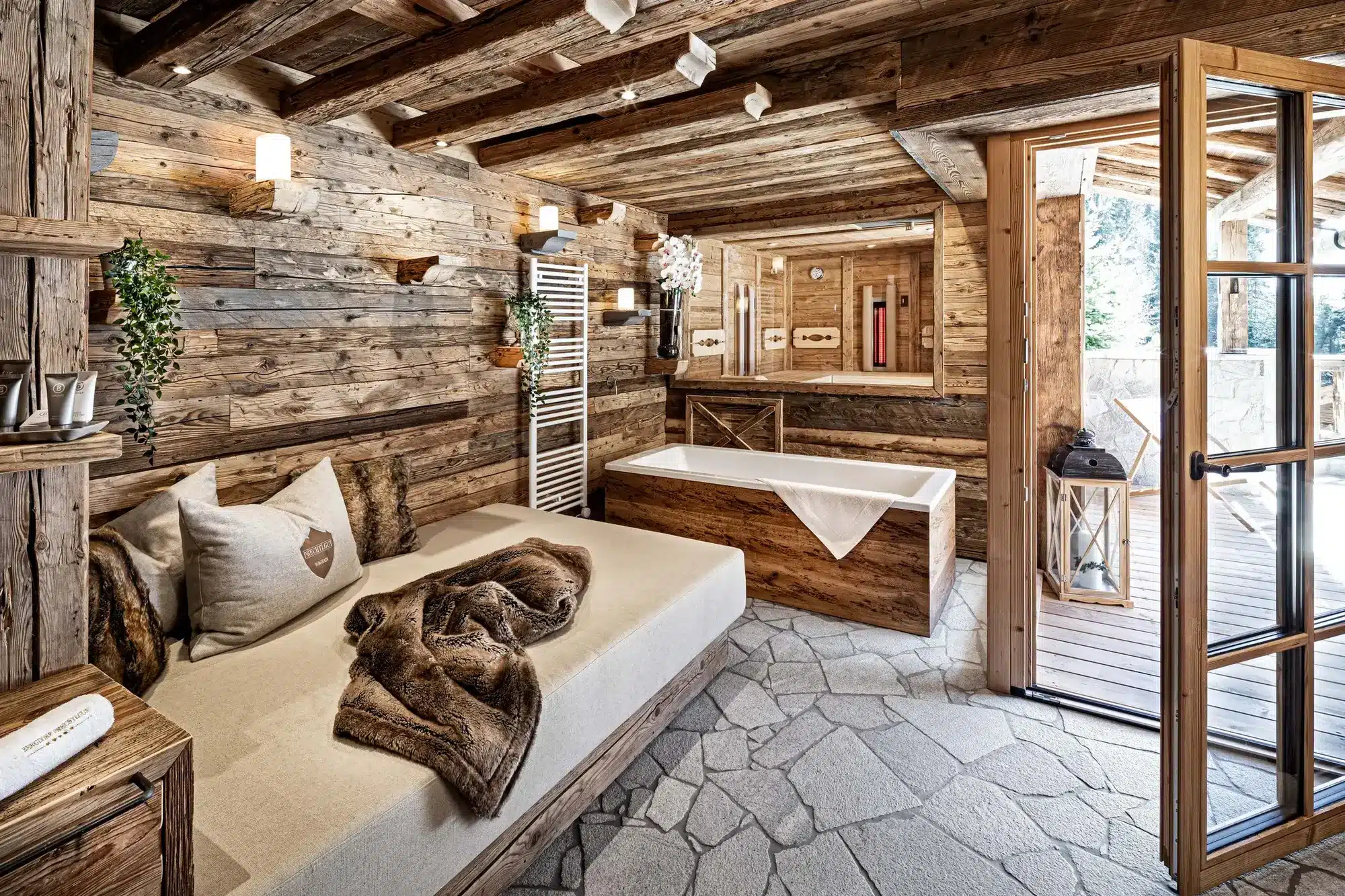 Mehrgenerationenurlaub Chalet: 8 Luxus-Lodges im Prechtlgut Natürliche Materialien wie Altholz und Loden prägen das Innendesign der bis zu 150 Quadratmeter grossen Einheiten (Quelle: Bergdorf Prechtlgut).