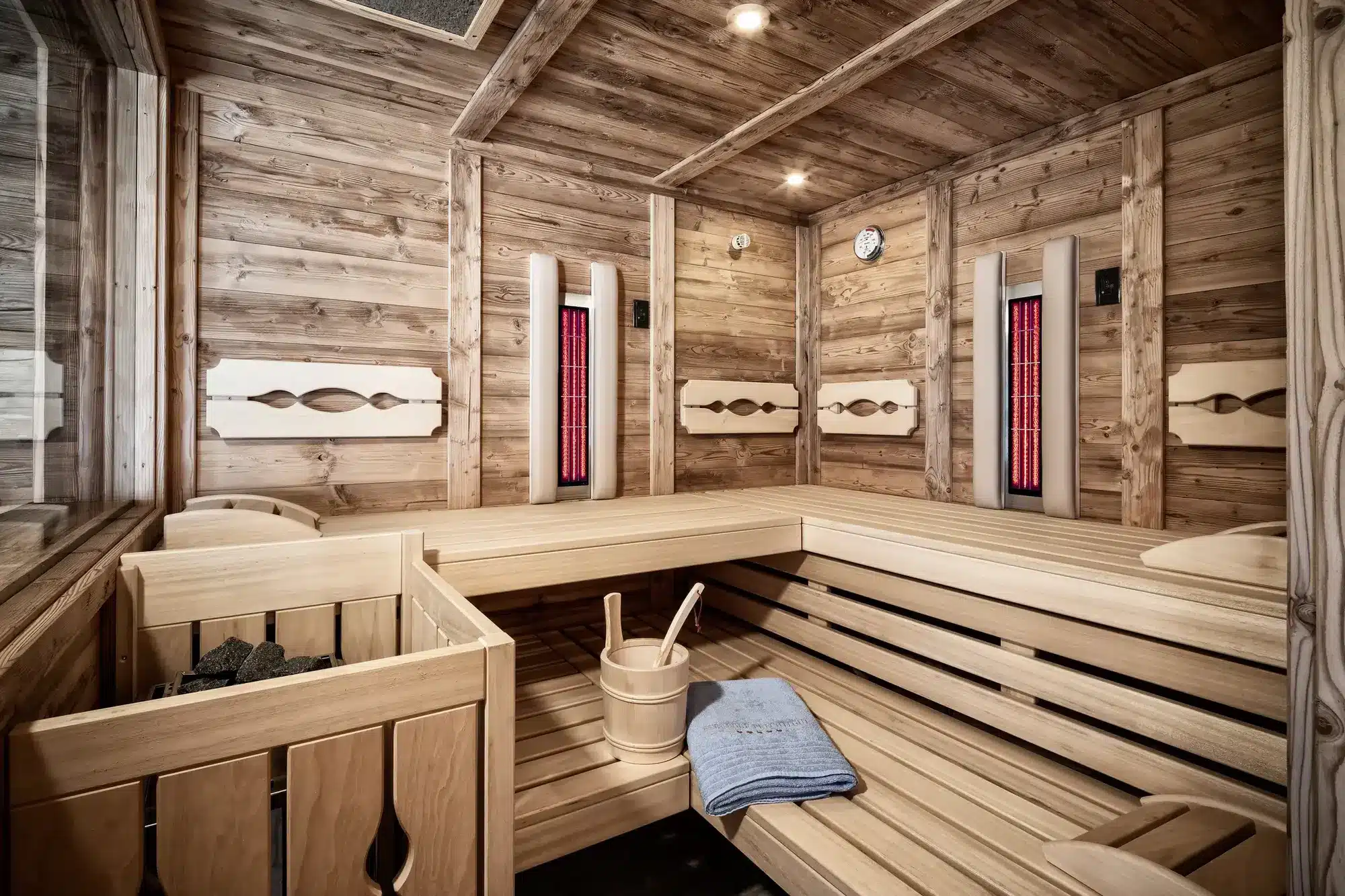 Mehrgenerationenurlaub Chalet: 8 Luxus-Lodges im Prechtlgut Jedes Chalet verfügt über ein privates Almspa mit finnischer Sauna sowie integrierter Dampf und Infrarotfunktion (Quelle: Bergdorf Prechtlgut).