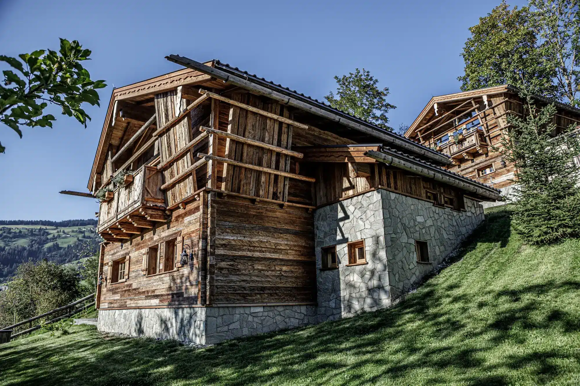 Mehrgenerationenurlaub Chalet: 8 Luxus-Lodges im Prechtlgut Die grosszügigen Premium Chalets bieten auf zwei Etagen Platz für bis zu sechs Personen unter einem Dach (Quelle: Bergdorf Prechtlgut).