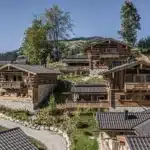 Mehrgenerationenurlaub Chalet:Die acht Chalets verteilen sich auf einem 9000 Quadratmeter grossen Areal direkt an der Grafenbergbahn in Wagrain (Quelle: Bergdorf Prechtlgut).