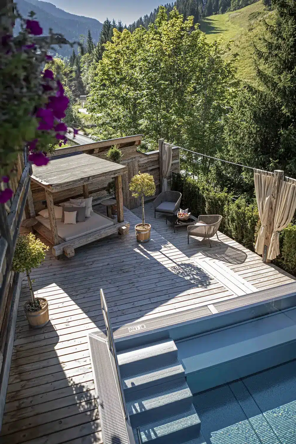 Mehrgenerationenurlaub Chalet: 8 Luxus-Lodges im Prechtlgut Die Pool Luxury Lodge ist mit einem eigenen beheizten Aussenpool das Highlight für sommerliche Entspannung (Quelle: Bergdorf Prechtlgut).
