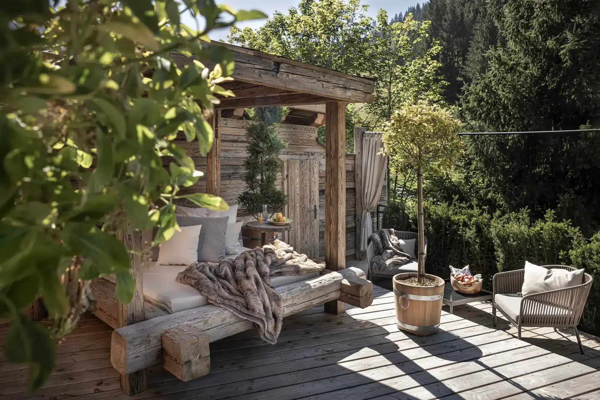 Mehrgenerationenurlaub Chalet: 8 Luxus-Lodges im Prechtlgut Private Rückzugsorte im Freien gehören zum Konzept des Bergdorfs das speziell auf Mehrgenerationenurlaub ausgerichtet ist (Quelle: Bergdorf Prechtlgut).
