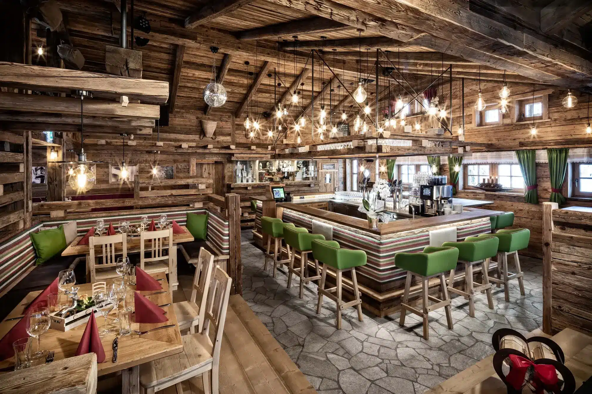 Mehrgenerationenurlaub Chalet: 8 Luxus-Lodges im Prechtlgut Im hauseigenen Restaurant Prechtlstadl werden traditionelle Gerichte serviert die auf Wunsch auch direkt ins Chalet kommen (Quelle: Bergdorf Prechtlgut).