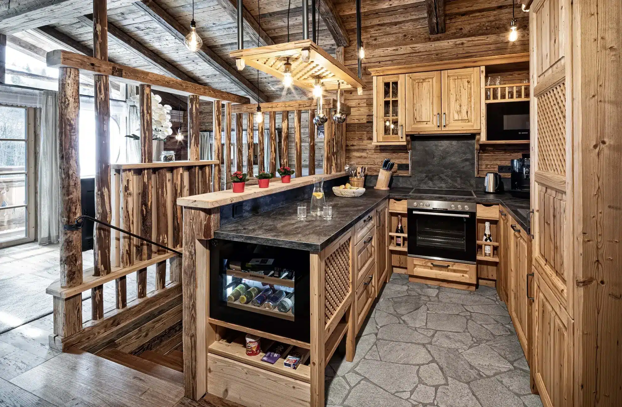 Mehrgenerationenurlaub Chalet: 8 Luxus-Lodges im Prechtlgut In den voll ausgestatteten Zirbenholzküchen können Familien gemeinsam kochen oder den Kühlschrank befüllen lassen (Quelle: Bergdorf Prechtlgut).