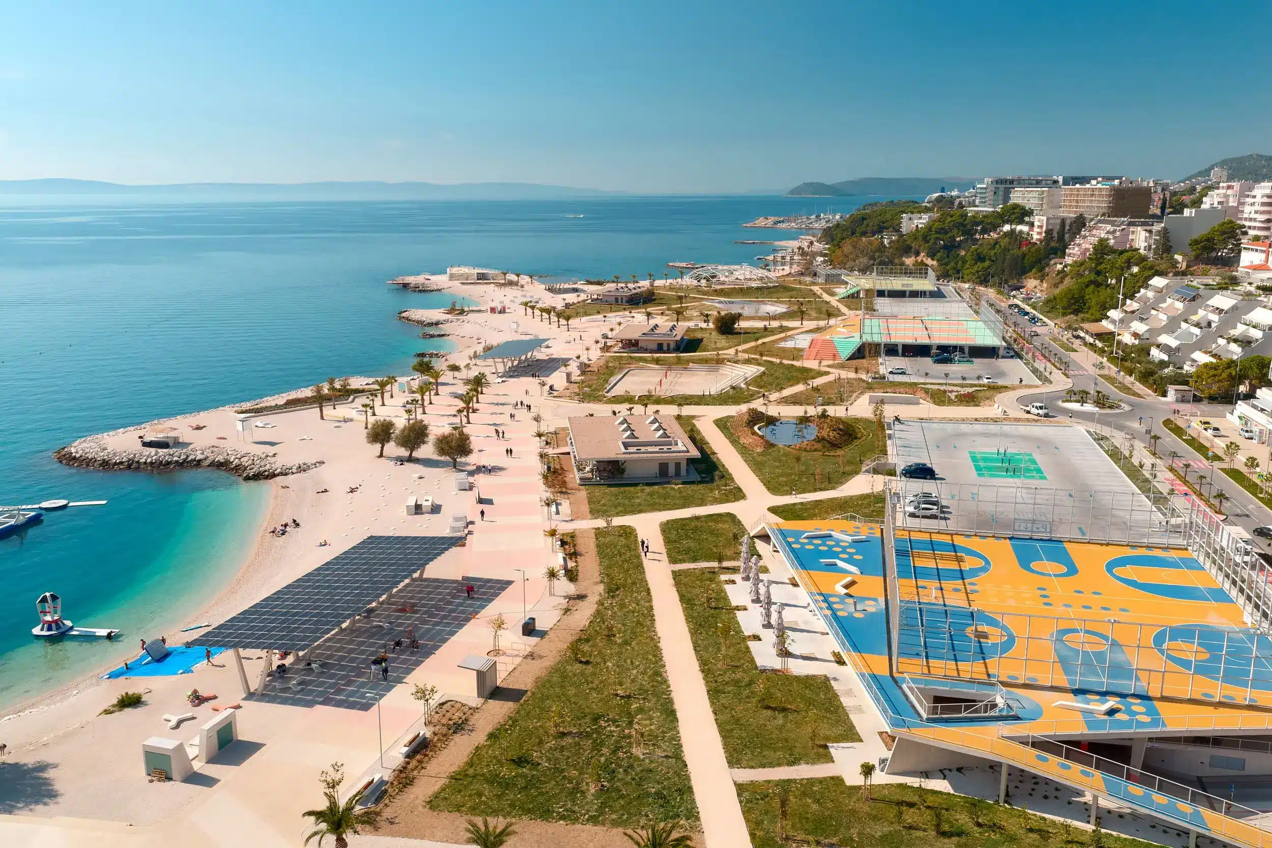 Radisson Blu Resort & Spa Split: Dalmatiens neue Adresse am Meer Die moderne Küstenpromenade vereint farbenfrohe Sportplätze und nachhaltige Architektur auf einem grosszügig angelegten Gelände direkt am Meer.