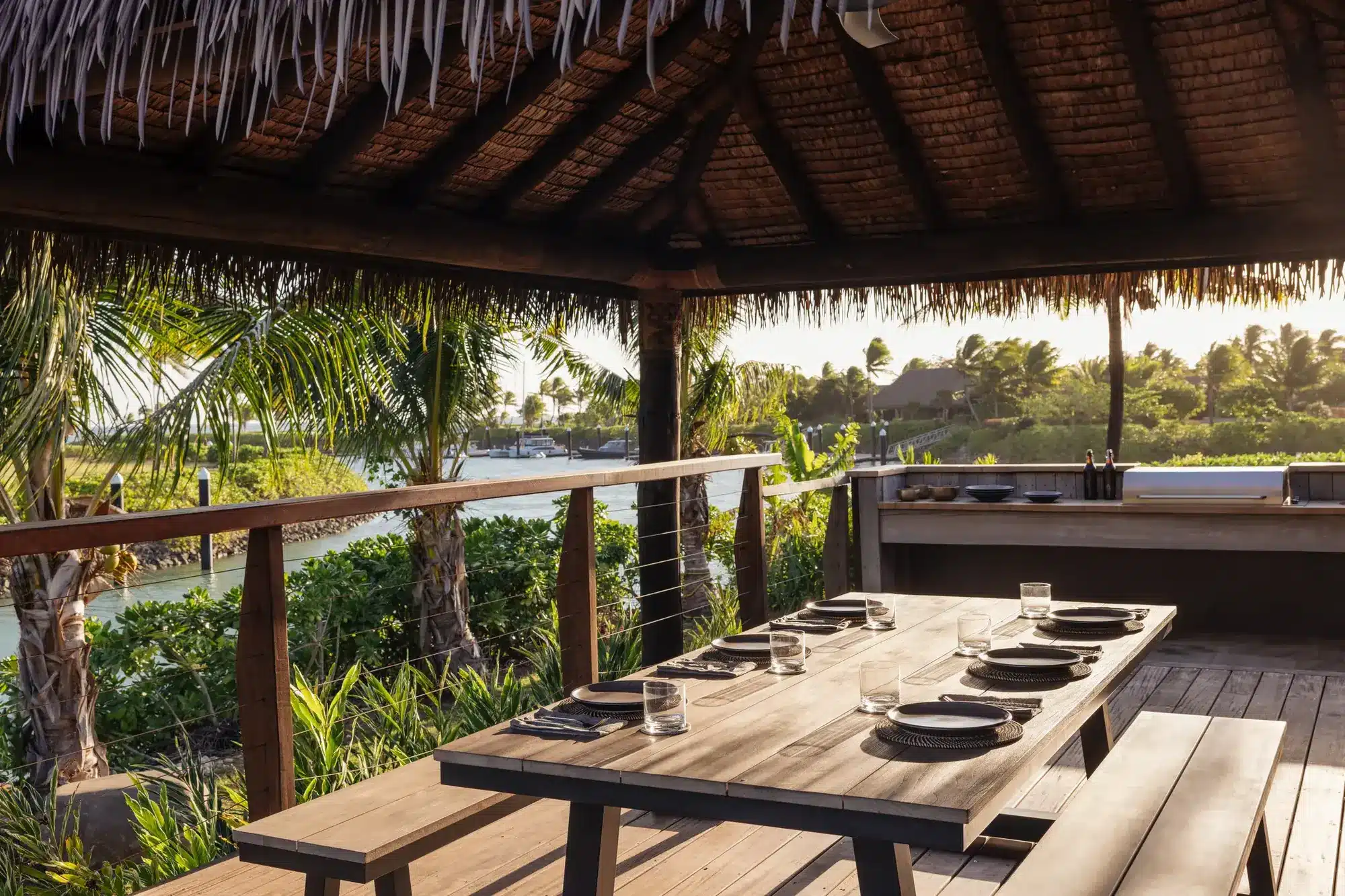 Six Senses Fiji: Neue Privatresidenzen im Mamanuca-Archipel In der Residenz 51 speisen Gäste unter einem traditionellen Palmendach mit Blick auf die Marina des Mamanuca Archipels.