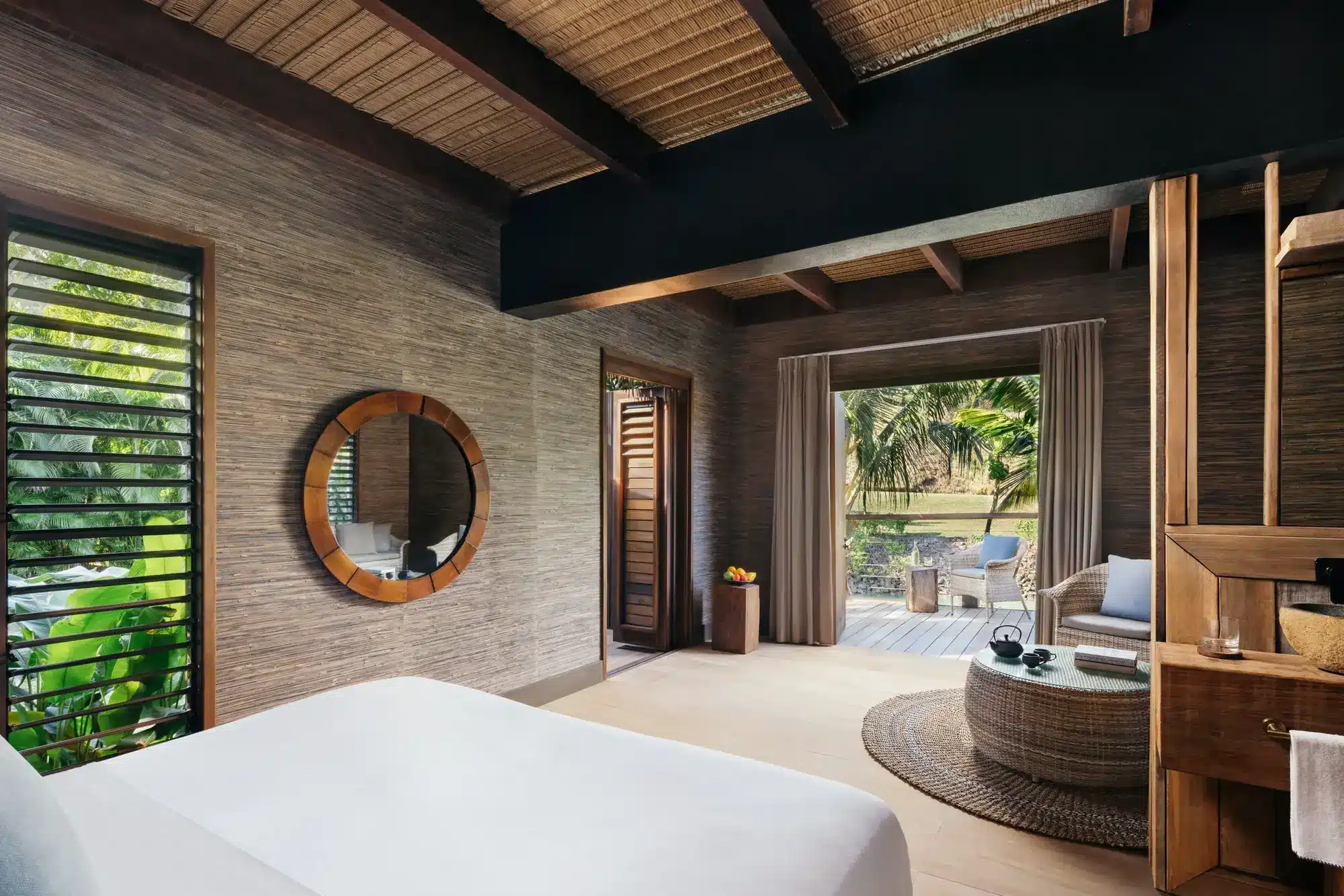 Six Senses Fiji: Neue Privatresidenzen im Mamanuca-Archipel Lokale Hölzer und gewobene Texturen spiegeln die fidschianische Identität in den Schlafräumen der neuen Privatresidenzen wider.