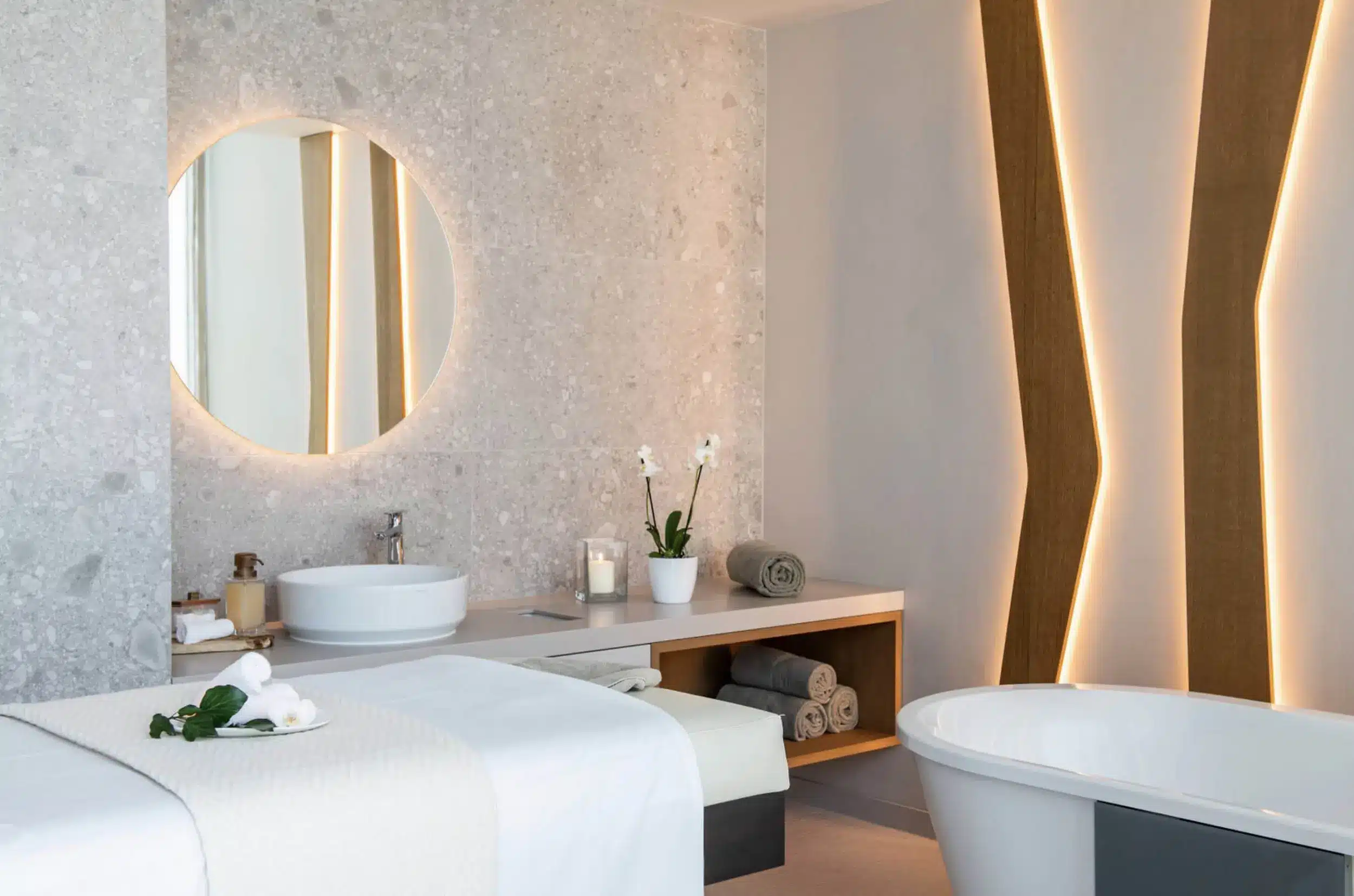 Radisson Blu Resort & Spa Split: Dalmatiens neue Adresse am Meer Ein grosser hinterleuchteter Spiegel und edle Natursteinwände prägen das luxuriöse Design dieses modernen Behandlungsraums mit freistehender Wanne.