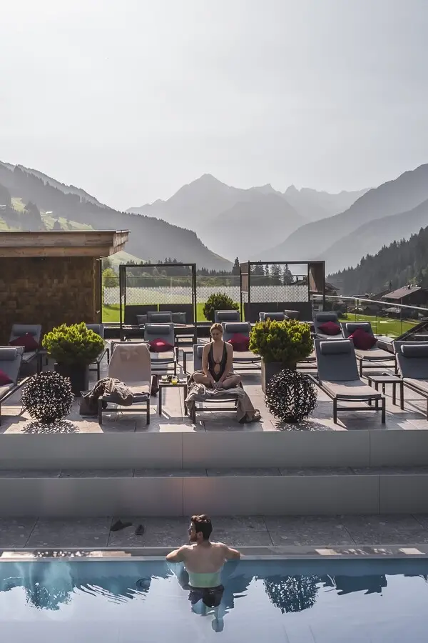 Schönste Hotelpools 2026: 6 spektakuläre Luxus-Pools für den Sommer Gäste geniessen den weiten Ausblick auf die Gipfel der Tuxertaler Alpen vom Sunset Relaxpool des Alpin Spa Hotels Tuxerhof über den Dächern des Zillertals.